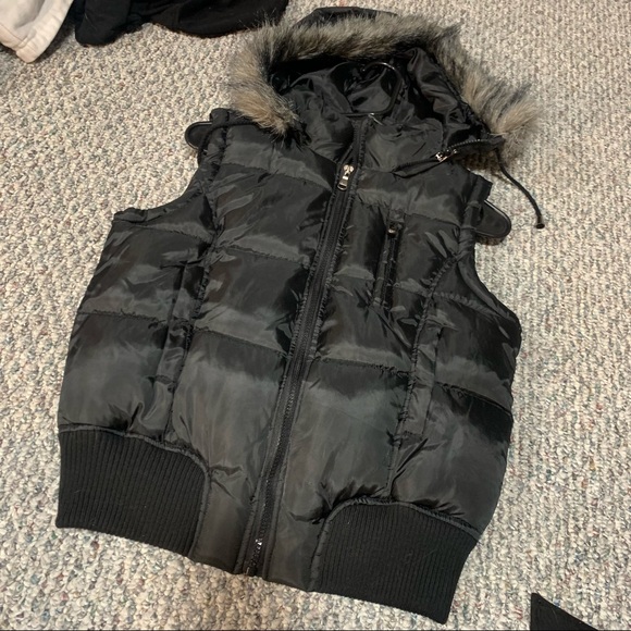 Black faux fur trimmed puffer winter vest - Picture 1 of 6
